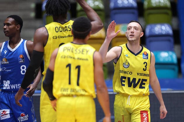 Fraport Skyliners EWE Baskets Oldenburg, easyCredit BBL high five between Phil Pressey Oldenburg, 11 and Max Heidegger Oldenburg, 3 Basketball match of the easyCredit BBL between Fraport Skyliners and EWE Baskets Oldenburg on February 9, 2022 at the Ballsporthalle in Frankfurt am Main , Frankfurt am Main Hesse Germany Ballsporthalle