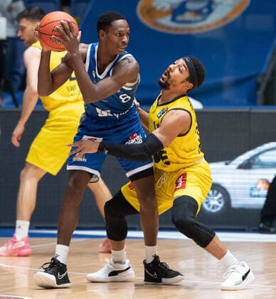 09 02 2022, xsltx, Basketball BBL Bundesliga, Frankfurt Skyliners EWE Baskets Oldenburg emspor, v l Brancou Badio Point Guard Fraport Skyliners , Phil Pressey Guard EWE Baskets Oldenburg DFL DFB REGULATIONS PROHIBIT ANY USE OF PHOTOGRAPHS as IMAGE SEQUENCES and or QUASI VIDEO Frankfurt am Main