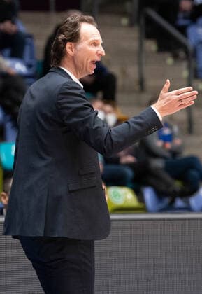 09 02 2022, xsltx, Basketball BBL Bundesliga, Frankfurt Skyliners EWE Baskets Oldenburg emspor, v l Coach Ingo Freyer Oldenburg DFL DFB REGULATES PROHIBIT ANY USE OF PHOTOGRAPHS as IMAGE SEQUENCES and or QUASI VIDEO Frankfurt am Main