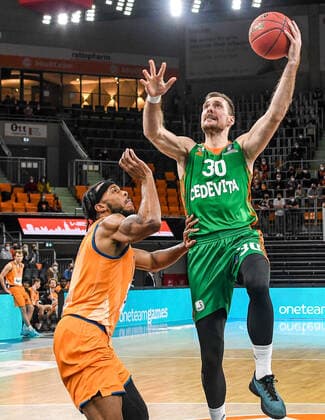 GER, EuroCup, ratiopharm ulm vs Cedevita Olimpija Ljubljana 09 02 2022, ratiopharm arena, Neu Ulm, GER, EuroCup, ratiopharm ulm vs Cedevita Olimpija Ljubljana, in picture Jaron Blossomgame Ulm, 4 , Zoran Dragic Ljubljana, 30 pts. nordphotoxGmbHx xHafner nph00200