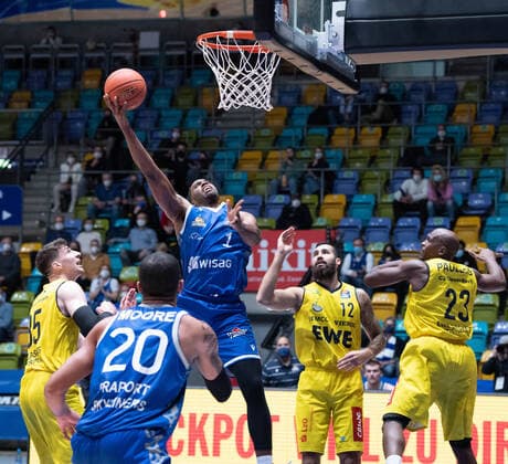 09.02.2022, xsltx, Basketball BBL Bundesliga, Frankfurt Skyliners - EWE Baskets Oldenburg emspor, 3. v.l. Jamel McLean - Forward (Fraport Skyliners) punktet für Frankfurt (DFL DFB REGULATIONS PROHIBIT ANY USE OF PHOTOGRAPHS as IMAGE SEQUENCES and or QUASI-VIDEO) Frankfurt am Main
