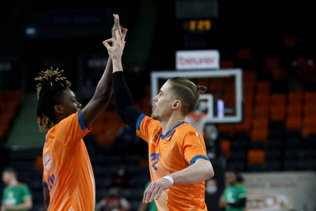 09 02 22, Neu Ulm, Germany, ratiopharm Arena, ratiopharm ulm vs Cedevita Olimpija Ljubljana Basketball 7 Days EuroCup, Marc Antoine Loemba ratiopharm ulm and Thomas Klepeisz ratiopharm ulm gestures, gestures photo H Langer Neu Ulm ratiopharm Arena Bayern Germany  541_ULMLJU20220209_008 Langer-541