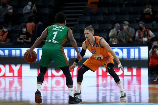 09 02 22, Neu Ulm, Germany, ratiopharm Arena, ratiopharm ulm vs Cedevita Olimpija Ljubljana Basketball 7 Days EuroCup, Yogi Ferrell Cedevita Olimpija Ljubljana and Thomas Klepeisz ratiopharm ulm in duel Photo H Langer Neu Ulm ratiopharm Arena Bayern Germany  541_ULMLJU20220209_010 Langer-541