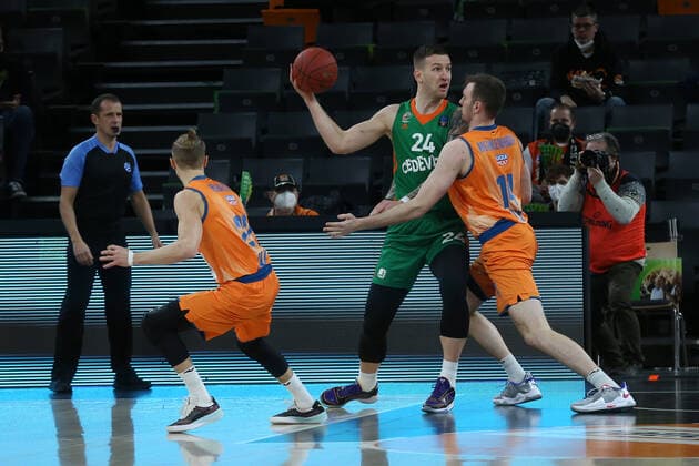 09 02 22, Neu Ulm, Germany, ratiopharm Arena, ratiopharm ulm vs Cedevita Olimpija Ljubljana Basketball 7 Days EuroCup, Thomas Klepeisz ratiopharm ulm , Alen Omic Cedevita Olimpija Ljubljana and Philipp Herkenhoff ratiopharm ulm in duel Photo H Langer Neu Ulm ratiopharm Arena Bayern Germany  541_ULMLJU20220209_011 Langer-541