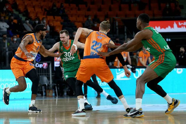09 02 22, Neu Ulm, Germany, ratiopharm Arena, ratiopharm ulm vs Cedevita Olimpija Ljubljana Basketball 7 Days EuroCup, Jaron Blossomgame ratiopharm ulm , Zoran Dragic Cedevita Olimpija Ljubljana , Thomas Klepeisz ratiopharm ulm and Melvin Ejim Cedevita Olimpija Ljubljana in duel Foto H Langer Neu Ulm ratiopharm Arena Bayern Deutschland  541_ULMLJU20220209_026 Langer-541