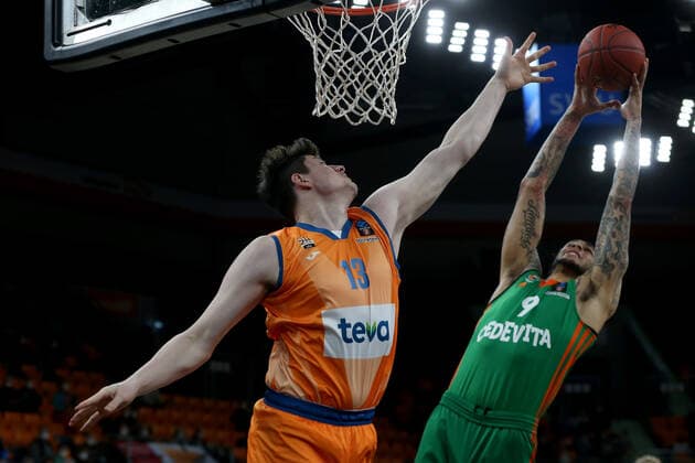 09 02 22, Neu Ulm, Germany, ratiopharm Arena, ratiopharm ulm vs Cedevita Olimpija Ljubljana Basketball 7 Days EuroCup, Nicolas Bretzel ratiopharm ulm and Zach Auguste Cedevita Olimpija Ljubljana in duel Photo H Langer Neu Ulm ratiopharm Arena Bayern Germany  541_ULMLJU20220209_032 Langer-541