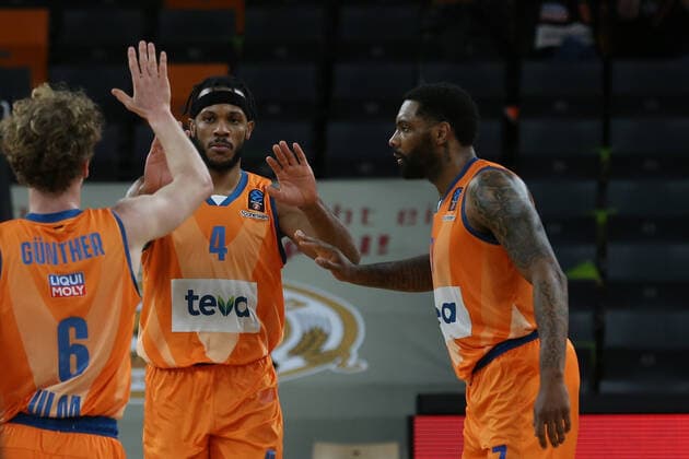 09 02 22, Neu Ulm, Germany, ratiopharm Arena, ratiopharm ulm vs Cedevita Olimpija Ljubljana Basketball 7 Days EuroCup, Per Guenther ratiopharm ulm m Jaron Blossomgame ratiopharm ulm and Sindarius Thornwell ratiopharm ulm gestures, gestures Photo H Langer Neu Ulm ratiopharm Arena Bavaria Germany.  541_ULMLJU20220209_036 Langer-541