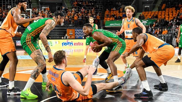 GER, EuroCup, ratiopharm ulm vs Cedevita Olimpija Ljubljana 09 02 2022, ratiopharm arena, Neu Ulm, GER, EuroCup, ratiopharm ulm vs Cedevita Olimpija Ljubljana, in picture fight for the ball, Jaron Blossomgame Ulm, 4 , Zach Auguste Ljubljana, 9 , Melvin Ejim Ljubljana, 3 , Semaj Christon Ulm, 0 , Philipp Herkenhoff Ulm, 14 on the ground nordphotoxGmbHx xHafner nph00200