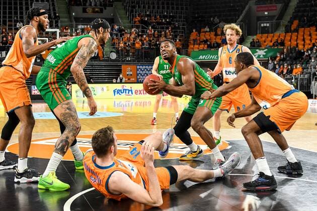 GER, EuroCup, ratiopharm ulm vs Cedevita Olimpija Ljubljana 09 02 2022, ratiopharm arena, Neu Ulm, GER, EuroCup, ratiopharm ulm vs Cedevita Olimpija Ljubljana, in picture fight for the ball, Jaron Blossomgame Ulm, 4 , Zach Auguste Ljubljana, 9 , Melvin Ejim Ljubljana, 3 , Semaj Christon Ulm, 0 , Philipp Herkenhoff Ulm, 14 on the ground nordphotoxGmbHx xHafner nph00200