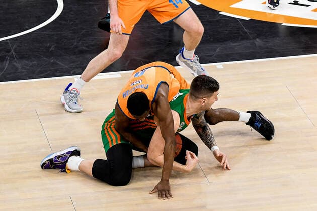 GER, EuroCup, ratiopharm ulm vs Cedevita Olimpija Ljubljana 09 02 2022, ratiopharm arena, Neu Ulm, GER, EuroCup, ratiopharm ulm vs Cedevita Olimpija Ljubljana, pictured fighting for the ball, Alen Omic Ljubljana, 24 , Semaj Christon Ulm, 0 nordphotoxGmbHx xHafner nph00200
