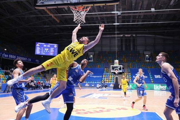 Fraport Skyliners EWE Baskets Oldenburg, easyCredit BBL acrobatic basket by Max Heidegger Oldenburg, 3 against Jamel McLean Fraport Skyliners, 1 easyCredit BBL basketball match between Fraport Skyliners and EWE Baskets Oldenburg on 9 February 2022 at Ballsporthalle in Frankfurt am Main , Frankfurt am Main Hesse Germany Ballsporthalle