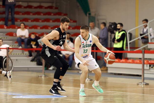 WARSZAWA 09.02.2022 MECZ PUCHAR EUROPY KOSZYKOWKI MEZCZYZN SEZON 2021 22 --- FIBA EUROPE CUP MEN S BASKETBALL MATCH IN WARSAW: LEGIA WARSZAWA - MEDI BAYREUTH KEVIN WOHLRATH STRAHINJA JOVANOVIC FOT. PIOTR KUCZA FOTOPYK NEWSPIX.PL --- Newspix.pl  220209PYK0010
