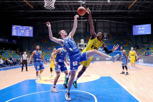 Fraport Skyliners EWE Baskets Oldenburg, easyCredit BBL Matt Haarms Fraport Skyliners, 3 vs Tai Odiase Oldenburg, 21 easyCredit BBL basketball match between Fraport Skyliners and EWE Baskets Oldenburg on February 9, 2022 at Ballsporthalle in Frankfurt am Main , Frankfurt am Main Hesse Germany Ballsporthalle