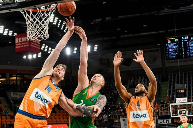 GER, EuroCup, ratiopharm ulm vs Cedevita Olimpija Ljubljana 09 02 2022, ratiopharm arena, Neu Ulm, GER, EuroCup, ratiopharm ulm vs Cedevita Olimpija Ljubljana, in picture Philipp Herkenhoff Ulm, 14 , Alen Omic Ljubljana, 24 , Jaron Blossomgame Ulm, 4 nordphotoxGmbHx xHafner nph00200