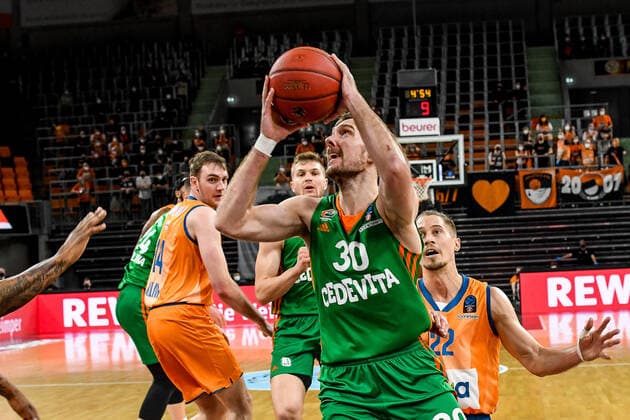 GER, EuroCup, ratiopharm ulm vs Cedevita Olimpija Ljubljana 09 02 2022, ratiopharm arena, Neu Ulm, GER, EuroCup, ratiopharm ulm vs Cedevita Olimpija Ljubljana, in picture Zoran Dragic Ljubljana, 30 , Thomas Klepeisz Ulm, 22 nordphotoxGmbHx xHafner nph00200