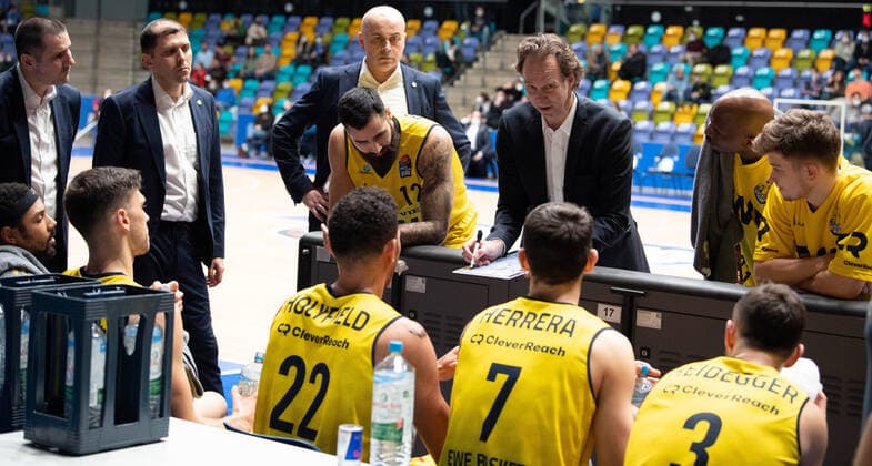 09.02.2022, xsltx, Basketball BBL Bundesliga, Frankfurt Skyliners - EWE Baskets Oldenburg emspor, v.l. Coaching während der Auszeit (Oldenburg) (DFL DFB REGULATIONS PROHIBIT ANY USE OF PHOTOGRAPHS as IMAGE SEQUENCES and or QUASI-VIDEO) Frankfurt am Main