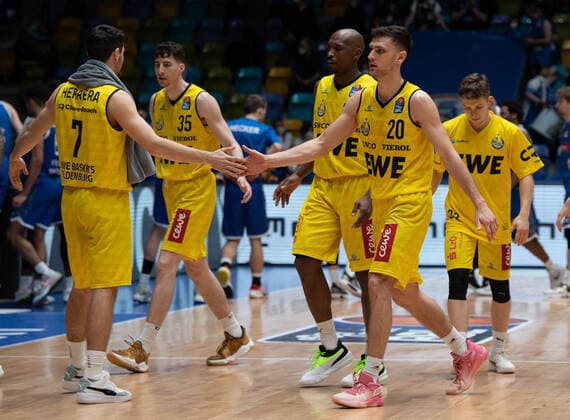 09 02 2022, xsltx, Basketball BBL Bundesliga, Frankfurt Skyliners EWE Baskets Oldenburg emspor, v l high-fives after success Oldenburg DFL DFB REGULATES PROHIBIT ANY USE OF PHOTOGRAPHS as IMAGE SEQUENCES and or QUASI VIDEO Frankfurt am Main