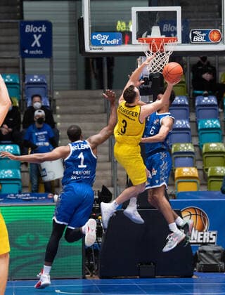 09 02 2022, xsltx, Basketball BBL Bundesliga, Frankfurt Skyliners EWE Baskets Oldenburg emspor, v l Jamel McLean Forward Fraport Skyliners , Max Heidegger Guard EWE Baskets Oldenburg , Len Adam Schoormann Point Guard Fraport Skyliners DFL DFB REGULATIONS PROHIBIT ANY USE OF PHOTOGRAPHS as IMAGE SEQUENCES and or QUASI VIDEO Frankfurt am Main