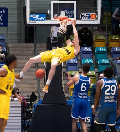 09 02 2022, xsltx, Basketball BBL Bundesliga, Frankfurt Skyliners EWE Baskets Oldenburg emspor, v l Dunk by Alen Pjanic Forward EWE Baskets Oldenburg DFL DFB REGULATIONS PROHIBIT ANY USE OF PHOTOGRAPHS as IMAGE SEQUENCES and or QUASI VIDEO Frankfurt am Main