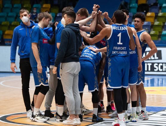 09 02 2022, xsltx, Basketball BBL Bundesliga, Frankfurt Skyliners EWE Baskets Oldenburg emspor, v l team spirit despite defeat in basement duel DFL DFB REGULATIONS PROHIBIT ANY USE OF PHOTOGRAPHS as IMAGE SEQUENCES and or QUASI VIDEO Frankfurt am Main