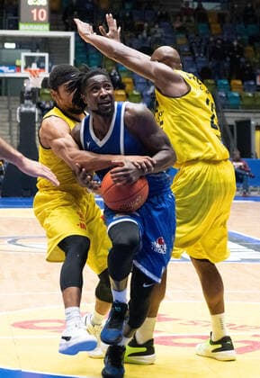 09 02 2022, xsltx, Basketball BBL Bundesliga, Frankfurt Skyliners EWE Baskets Oldenburg emspor, v l Phil Pressey Guard EWE Baskets Oldenburg , Will Cherry Point Guard Fraport Skyliners , Rickey Paulding Forward EWE Baskets Oldenburg DFL DFB REGULATIONS PROHIBIT ANY USE OF PHOTOGRAPHS as IMAGE SEQUENCES and or QUASI VIDEO Frankfurt am Main
