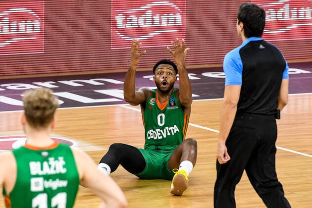 GER, EuroCup, ratiopharm ulm vs Cedevita Olimpija Ljubljana 09 02 2022, ratiopharm arena, Neu Ulm, GER, EuroCup, ratiopharm ulm vs Cedevita Olimpija Ljubljana, in picture Jacob Pullen Ljubljana, 0 sits on the ground and disagrees with a referee decision nordphotoxGmbHx xHafner nph00200