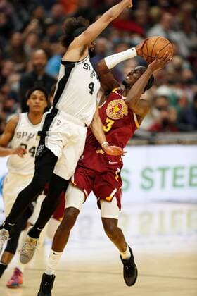 San Antonio Spurs guard Derrick White (L) defends againbst Cleveland Cavaliers guard Caris LeVert (R) during the first half of the NBA, Basketball Herren, USA game between the Cleveland Cavaliers and the San Antonio Spurs at Rocket Mortgage Fieldhouse in Cleveland, Ohio, USA, 09 February 2022. San Antonio Spurs at Cleveland Cavaliers !ACHTUNG: NUR REDAKTIONELLE NUTZUNG!  Copyright: xDAVIDxMAXWELLx AME4716 20220210-455bc068d4ebc6eef12529e9e50ec052873a0dd2005