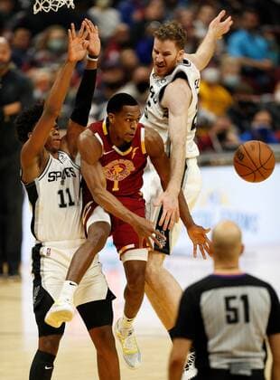 Cleveland Cavaliers guard Rajon Rondo (C) passes the ball as San Antonio Spurs guard Joshua Primo of Canada (L) and San Antonio Spurs center Jakob Poeltl of Austria (R) defend during the first half of the NBA, Basketball Herren, USA game between the Cleveland Cavaliers and the San Antonio Spurs at Rocket Mortgage Fieldhouse in Cleveland, Ohio, USA, 09 February 2022. San Antonio Spurs at Cleveland Cavaliers !ACHTUNG: NUR REDAKTIONELLE NUTZUNG!  Copyright: xDAVIDxMAXWELLx AME4717 20220210-91a1d6ce356777feb288d5845247aeaefee0e6ce005