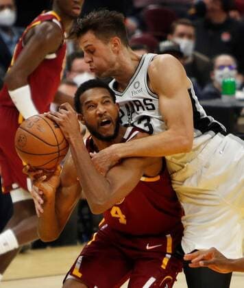 San Antonio Spurs forward Zach Collins (R) fouls Cleveland Cavaliers forward Evan Mobley (L) during the first half of the NBA, Basketball Herren, USA game between the Cleveland Cavaliers and the San Antonio Spurs at Rocket Mortgage Fieldhouse in Cleveland, Ohio, USA, 09 February 2022. San Antonio Spurs at Cleveland Cavaliers !ACHTUNG: NUR REDAKTIONELLE NUTZUNG!  Copyright: xDAVIDxMAXWELLx AME4715 20220210-a555b52581518dc4117ee6c2d284172fb0d4321e005