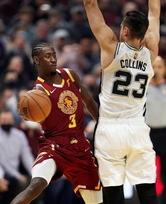 Cleveland Cavaliers guard Caris LeVert (L) passes the all around San Antonio Spurs forward Zach Collins (R) during the first half of the NBA, Basketball Herren, USA game between the Cleveland Cavaliers and the San Antonio Spurs at Rocket Mortgage Fieldhouse in Cleveland, Ohio, USA, 09 February 2022. San Antonio Spurs at Cleveland Cavaliers !ACHTUNG: NUR REDAKTIONELLE NUTZUNG!  Copyright: xDAVIDxMAXWELLx AME4714 20220210-ae58857a5e32a831657b9bf71c5f89f62dc4e051005