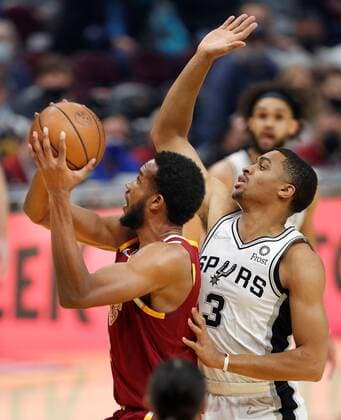 Cleveland Cavaliers forward Evan Mobley (L) goes to the basket as San Antonio Spurs forward Keldon Johnson (R) defends during the first half of the NBA, Basketball Herren, USA game between the Cleveland Cavaliers and the San Antonio Spurs at Rocket Mortgage Fieldhouse in Cleveland, Ohio, USA, 09 February 2022. San Antonio Spurs at Cleveland Cavaliers !ACHTUNG: NUR REDAKTIONELLE NUTZUNG!  Copyright: xDAVIDxMAXWELLx AME4711 20220210-2bacc6220e02dc23a85c16aee0462bcff81745f8009