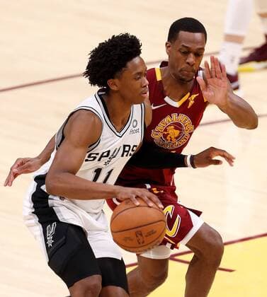 Cleveland Cavaliers guard Rajon Rondo (R) defends against San Antonio Spurs guard Joshua Primo of Canada (L) during a NBA, Basketball Herren, USA game between the Cleveland Cavaliers and the San Antonio Spurs, at Rocket Mortgage Fieldhouse in Cleveland, Ohio, US, 09 February 2022. San Antonio Spurs at Cleveland Cavaliers !ACHTUNG: NUR REDAKTIONELLE NUTZUNG!  Copyright: xDAVIDxMAXWELLx AME4732 20220210-210b74f9d29d6234f759849d9c9414d9099befed