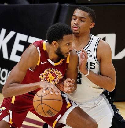 Cleveland Cavaliers forward Evan Mobley (L) works against San Antonio Spurs forward Keldon Johnson (R) during a NBA, Basketball Herren, USA game between the Cleveland Cavaliers and the San Antonio Spurs, at Rocket Mortgage Fieldhouse in Cleveland, Ohio, US, 09 February 2022. San Antonio Spurs at Cleveland Cavaliers !ACHTUNG: NUR REDAKTIONELLE NUTZUNG!  Copyright: xDAVIDxMAXWELLx AME4736 20220210-adc58a0ca43621be130f17f21bb0029f9d9b0083