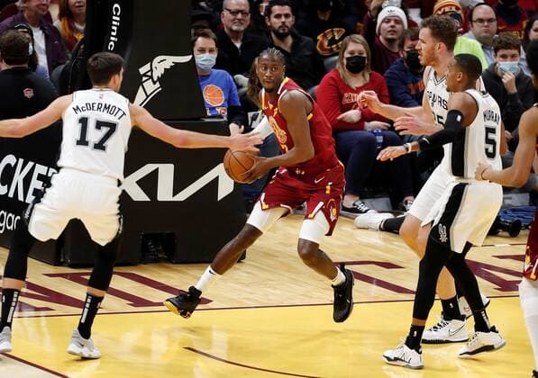 San Antonio Spurs forward Doug McDermott (L), San Antonio Spurs center Jakob Poeltl of Austria (2nd R), and San Antonio Spurs guard Dejounte Murray (R) defend against Cleveland Cavaliers guard Caris LeVert (2nd L) during a NBA, Basketball Herren, USA game between the Cleveland Cavaliers and the San Antonio Spurs, at Rocket Mortgage Fieldhouse in Cleveland, Ohio, US, 09 February 2022. San Antonio Spurs at Cleveland Cavaliers !ACHTUNG: NUR REDAKTIONELLE NUTZUNG!  Copyright: xDAVIDxMAXWELLx AME4734 20220210-e84c51b28cf7e108cd6c3cc03490e92aa6a3c0e5