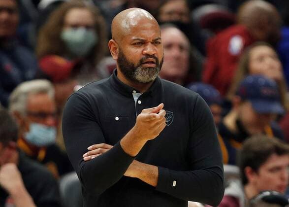 Cleveland Cavaliers head coach B.J. Bickerstaff in action during a NBA, Basketball Herren, USA game between the Cleveland Cavaliers and the San Antonio Spurs, at Rocket Mortgage Fieldhouse in Cleveland, Ohio, US, 09 February 2022. San Antonio Spurs at Cleveland Cavaliers !ACHTUNG: NUR REDAKTIONELLE NUTZUNG!  Copyright: xDAVIDxMAXWELLx AME4746 20220210-0dab4376866ca86c59456f4d6cf455a47676d59b