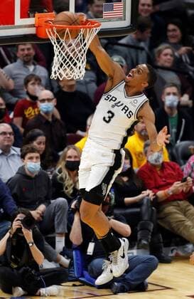 San Antonio Spurs forward Keldon Johnson dunks during a NBA, Basketball Herren, USA game between the Cleveland Cavaliers and the San Antonio Spurs, at Rocket Mortgage Fieldhouse in Cleveland, Ohio, US, 09 February 2022. San Antonio Spurs at Cleveland Cavaliers !ACHTUNG: NUR REDAKTIONELLE NUTZUNG!  Copyright: xDAVIDxMAXWELLx AME4747 20220210-067f786c7188330dd4f6242612c221b165a7902c