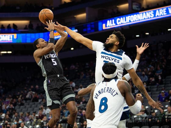 February 9, 2022, Sacramento, CA, USA: Sacramento Kings guard De Aaron Fox (5) shoots over Minnesota Timberwolves center Karl-Anthony Towns (32) in the second quarter during a game at Golden 1 Center on Wednesday, Feb. 9, 2022 in Sacramento. Sacramento USA - ZUMAj89_ 20220209_zaf_j89_014 Copyright: xPaulxKitagakixJr.x