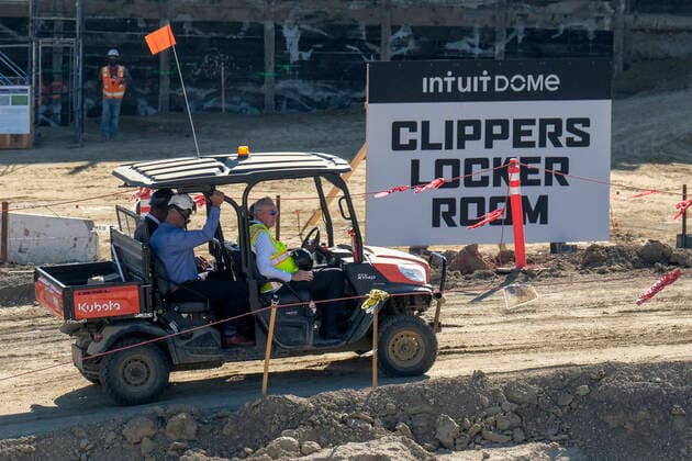 February 9, 2022, Los Angeles, California, USA: Clippers President of Business Operations Gillian Zucker, Inglewood Mayor James Butts, and NBA, Basketball Herren, USA Hall of Famer and Los Angeles Clippers Consultant Jerry West in a vehicle leave the construction site after a photo call during a first look at Intuit Dome construction, the Clippers future home, in Inglewood, Calif. on Wednesday, Feb. 9, 2022. Los Angeles USA - ZUMAc68_ 0150337604st Copyright: xRingoxChiux