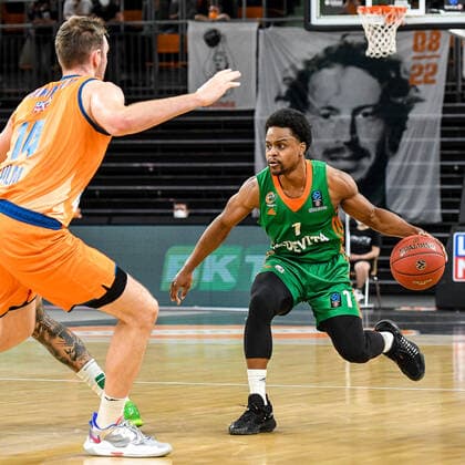 GER, EuroCup, ratiopharm ulm vs Cedevita Olimpija Ljubljana 09 02 2022, ratiopharm arena, Neu Ulm, GER, EuroCup, ratiopharm ulm vs Cedevita Olimpija Ljubljana, pictured Philipp Herkenhoff Ulm, 14 , Yogi Ferrell Ljubljana, 1 nordphotoxGmbHx xHafner nph00200