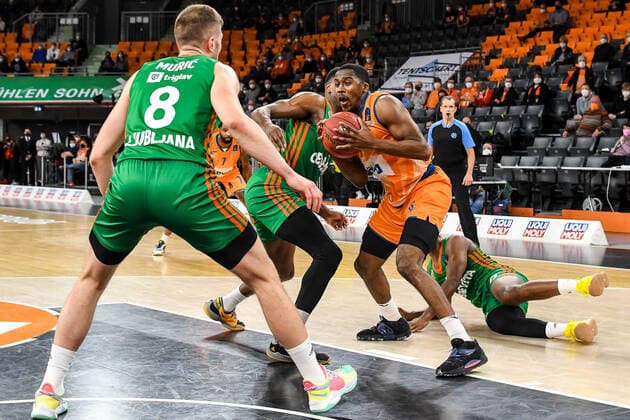 GER, EuroCup, ratiopharm ulm vs Cedevita Olimpija Ljubljana 09 02 2022, ratiopharm arena, Neu Ulm, GER, EuroCup, ratiopharm ulm vs Cedevita Olimpija Ljubljana, pictured Edo Muric Ljubljana, 8 , Semaj Christon Ulm, 0 nordphotoxGmbHx xHafner nph00200