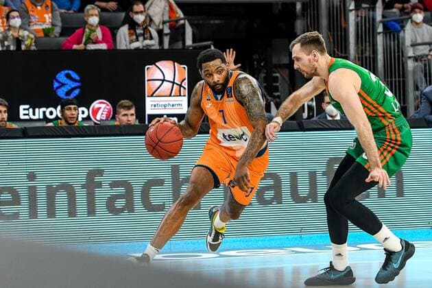 GER, EuroCup, ratiopharm ulm vs Cedevita Olimpija Ljubljana 09 02 2022, ratiopharm arena, Neu Ulm, GER, EuroCup, ratiopharm ulm vs Cedevita Olimpija Ljubljana, in picture Sindarius Thornwell Ulm, 7 prevails against Zoran Dragic Ljubljana, 30 nordphotoxGmbHx xHafner nph00200