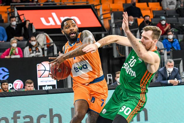 GER, EuroCup, ratiopharm ulm vs Cedevita Olimpija Ljubljana 09 02 2022, ratiopharm arena, Neu Ulm, GER, EuroCup, ratiopharm ulm vs Cedevita Olimpija Ljubljana, in picture Sindarius Thornwell Ulm, 7 prevails against Zoran Dragic Ljubljana, 30 nordphotoxGmbHx xHafner nph00200