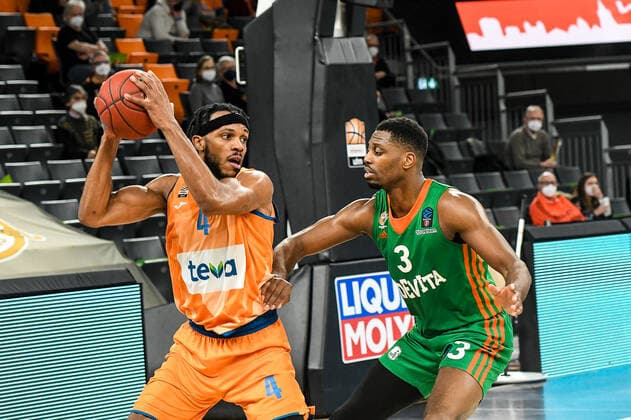 GER, EuroCup, ratiopharm ulm vs Cedevita Olimpija Ljubljana 09 02 2022, ratiopharm arena, Neu Ulm, GER, EuroCup, ratiopharm ulm vs Cedevita Olimpija Ljubljana, in picture Jaron Blossomgame Ulm, 4 , Melvin Ejim Ljubljana, 3 nordphotoxGmbHx xHafner nph00200