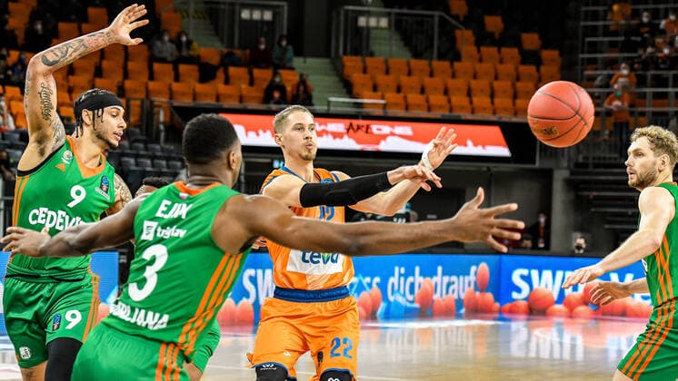 GER, EuroCup, ratiopharm ulm vs Cedevita Olimpija Ljubljana 09 02 2022, ratiopharm arena, Neu Ulm, GER, EuroCup, ratiopharm ulm vs Cedevita Olimpija Ljubljana, in picture Zach Auguste Ljubljana, 9 , Melvin Ejim Ljubljana, 3 , Thomas Klepeisz Ulm, 22 , Jaka Blazic Ljubljana, 11 nordphotoxGmbHx xHafner nph00200