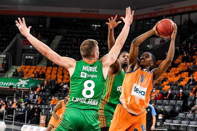 GER, EuroCup, ratiopharm ulm vs Cedevita Olimpija Ljubljana 09 02 2022, ratiopharm arena, Neu Ulm, GER, EuroCup, ratiopharm ulm vs Cedevita Olimpija Ljubljana, in picture Edo Muric Ljubljana, 8 and Melvin Ejim Ljubljana, 3 try to stop Semaj Christon Ulm, 0 nordphotoxGmbHx xHafner nph00200