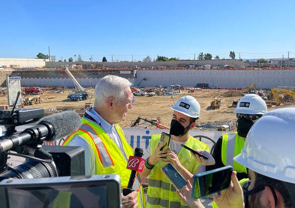 February 9, 2022, Inglewood, California, USA: Clippers consultant, Jerry West speaks is interviewed after a press conference, PK, Pressekonferenz during a First Look of the Intuit Dome construction, future home of the Los Angeles Clippers on Wednesday February 9, 2022 at the Inuit Dome site in Inglewood, California. PI Inglewood USA - ZUMAp124 20220209_zaa_p124_021 Copyright: xJAVIERxROJASx