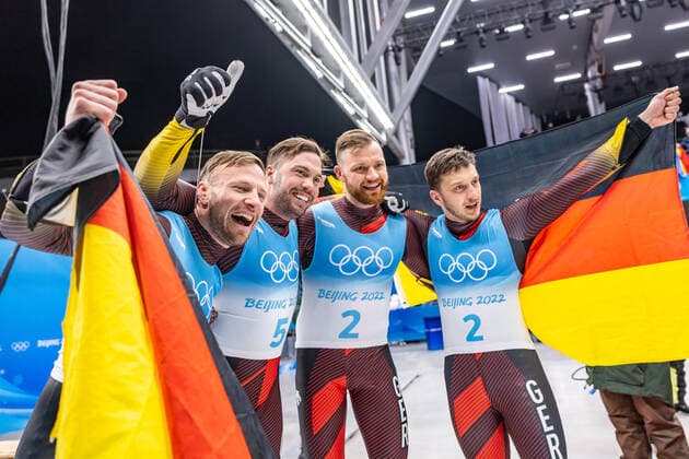 CHN, Olympische Winterspiele, Peking 2022 09.02.2022, National Sliding Centre, Yanqing, CHN, Olympische Winterspiele, Peking 2022, Rodeln, Doppelsitzer, Herren, Medaillen Zeremonie, im Bild Goldmedaillengewinner und Olympiasieger Tobias Wendl und Tobias Arlt (GER), Toni Eggert und Sascha Benecken (GER) Gold medalist and Olympic champion Tobias Wendl and Tobias Arlt (GER) Toni Eggert and Sascha Benecken (GER) during the Medal Award Ceremony of men Luge double seater competition for the Winter Olympic Games, Olympische Spiele, Olympia, OS Beijing 2022. National Sliding Centre in Yanqing, China on 2022 02 09. Yanqing China National Sliding Centre *** CHN, Winter Olympics, Beijing 2022 09 02 2022, National Sliding Centre, Yanqing, CHN, Winter Olympics, Beijing 2022, Luge, Doubles, Men, Medal Ceremony, in picture Gold medalist and Olympic champion Tobias Wendl and Tobias Arlt GER , Toni Eggert and Sascha Benecken GER Gold medalist and Olympic champion Tobias Wendl and Tobias Arlt GER Toni Eggert and Sascha Benecken GER during the Medal Award Ceremony of men Luge double seater competition for the Winter Olympic Games Beijing 2022 National Sliding Centre in Yanqing, China on 2022 02 09 Yanqing China National Sliding Centre