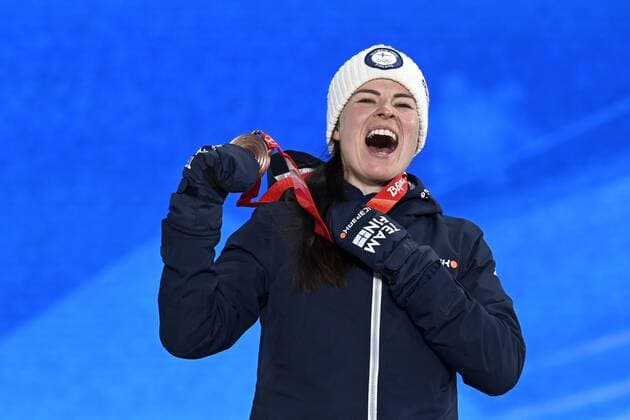 Bronze-medalist Krista Pärmäkoski of Finland during the victory ceremony of the women s cross-country skiing 10 km at the Beijing Winter Olympic Games, Olympische Spiele, Olympia, OS in Zhangjiakou Medal Plaza on February 10, 2022. Zhangjiakou China LKFTJK20220210135513WYWU  Copyright: xMarkkuxUlanderx