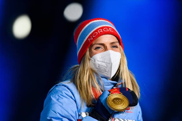 220210 Therese Johaug of Norway celebrates with her gold medal at the medal ceremony for women s cross country skiing individual 10 km during day 6 of the 2022 Winter Olympics on February 10, 2022 in Zhangjiakou Photo Vegard Grott BILDBYRAN kod VG VG0235 skidor cross country skiing langrenn olympic games olympics winter olympics os ol olympiska spel vinter os olympiske leker peking peking 2022 beijing 2022 beijing 2022 olympic games beijing 2022 winter olympic games peking os beijing ol vinter ol bbeng medaljeseremoni medaljceremoni medal ceremony norway norway guld,  Copyright: VEGARDxGRoTT BB220210VG082