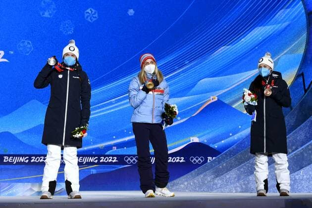 Silver-medalist Kerttu Niskanen of Finland (L to R), gold-medalist Therese Johaug of Norway and bronze-medalist Krista Pärmäkoski of Finland during the victory ceremony of the women s cross-country skiing 10 km at the Beijing Winter Olympic Games, Olympische Spiele, Olympia, OS in Zhangjiakou Medal Plaza on February 10, 2022. Zhangjiakou China LKKTF20220210140549LNFN  Copyright: xEmmixKorhonenx